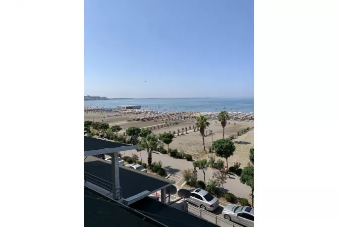  APARTAMENT NË VIJË TË PARË ME PAMJE NGA DETI – SHITET