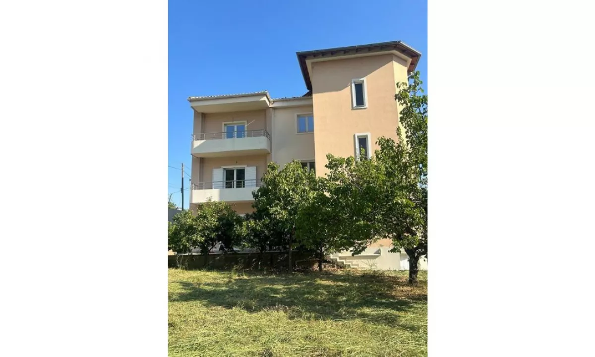 Shtepi ne shitje Vila Luksoze ne Tirane, 3+1, Mobilimi E mobiluar, Pagesa 800,000  Euro.