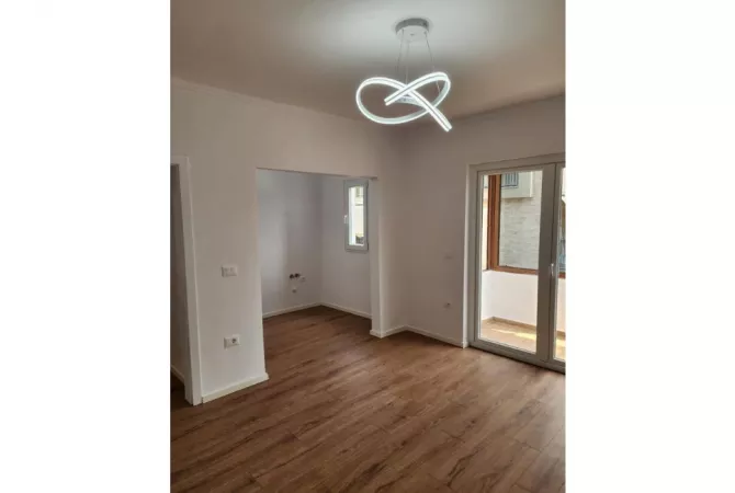 Shitet Apartament 1+1 – Porcelan, pranë Xhamisë Xhura 🏠