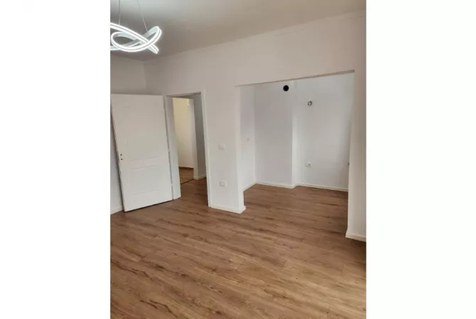 Shtepi ne shitje Apartament ne Tirane, 1+1, Mobilimi Bosh, pa mobiluar, Pagesa 95,000  Euro.