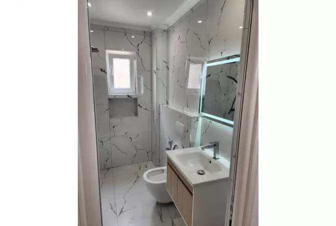 Shtepi ne shitje Apartament ne Tirane, 1+1, Mobilimi Bosh, pa mobiluar, Pagesa 95,000  Euro.
