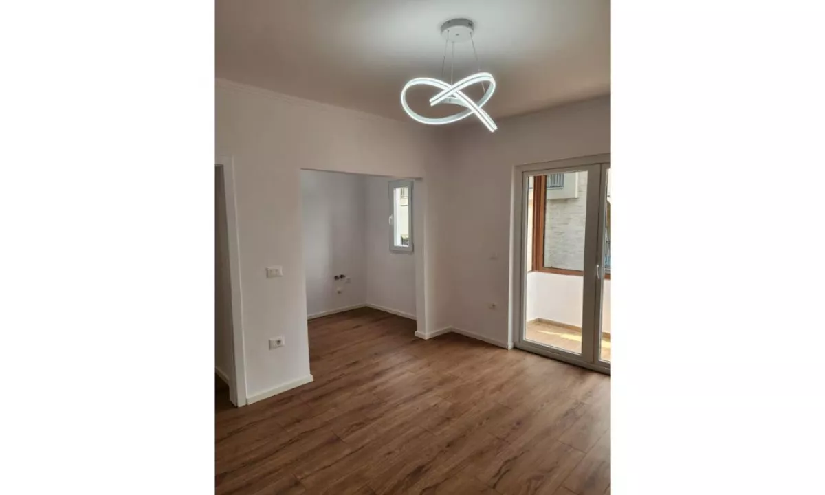Shtepi ne shitje Apartament ne Tirane, 1+1, Mobilimi Bosh, pa mobiluar, Pagesa 95,000  Euro.