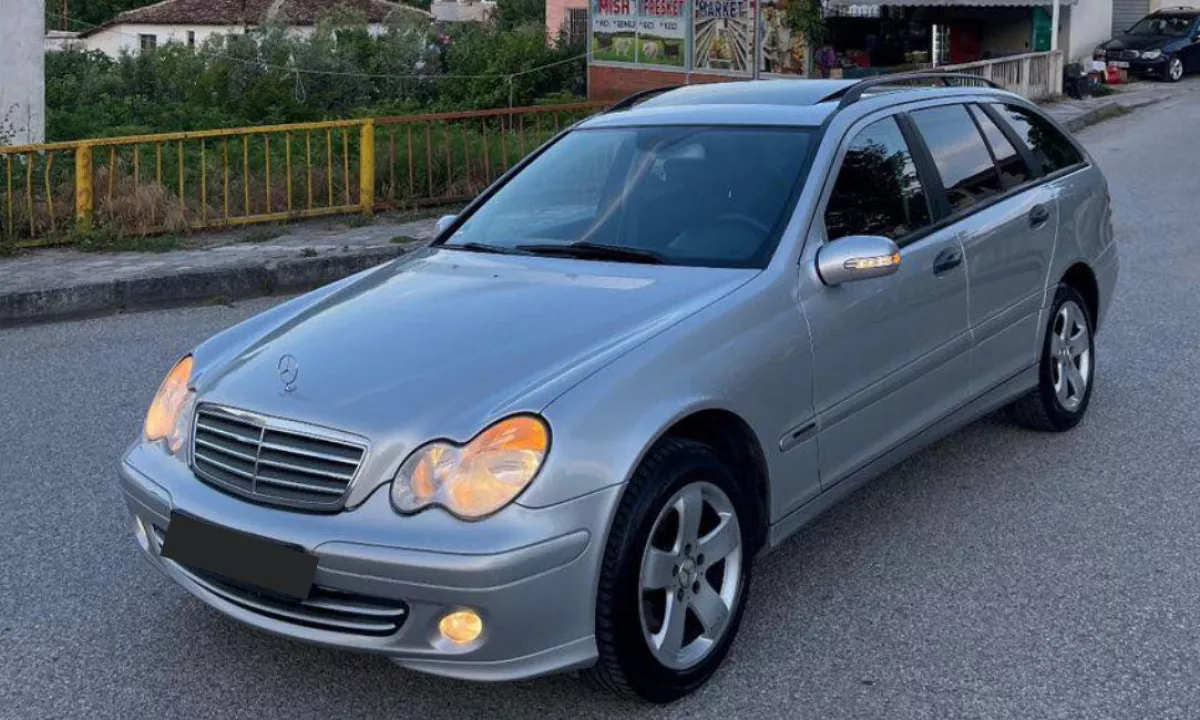 Auto in Vendita a Fier, Mercedes-Benz, 2005 Diesel,Kambio Manual Pagamento 4,300  Euro.