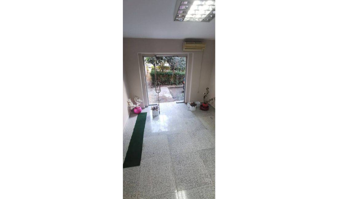  Jepet me qira ambient biznesi 45 m2 Afer 21 Dhjetorit