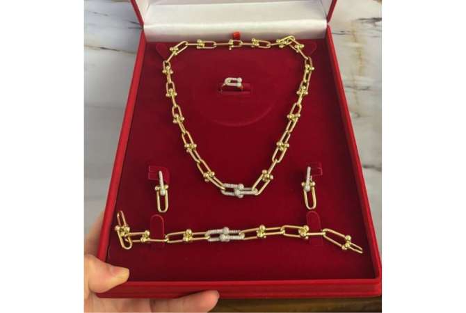 Veshje dhe Aksesor per te Rritur ne Tirane - 38 Euro