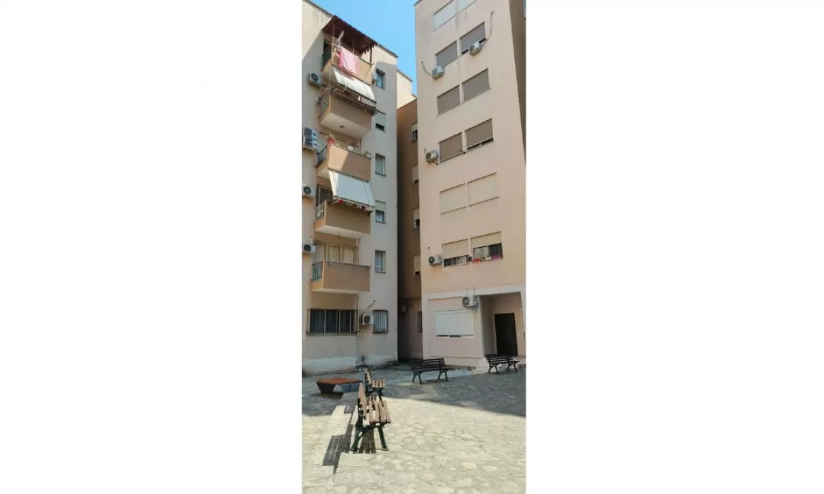 Shtepi ne shitje Apartament ne Tirane, 1+1, Mobilimi Bosh, pa mobiluar, Pagesa 105,000  Euro.