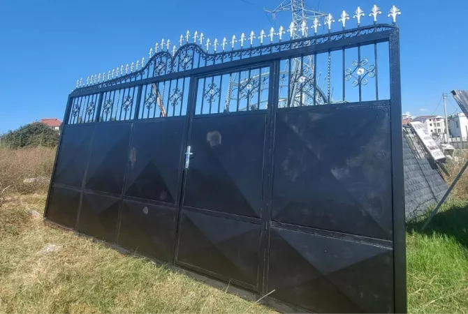 Different articles a Tirana - 42,000 Leke