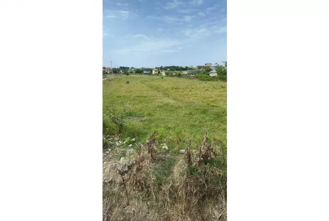 Truall ose Toke ne Durres - 30,000 Euro