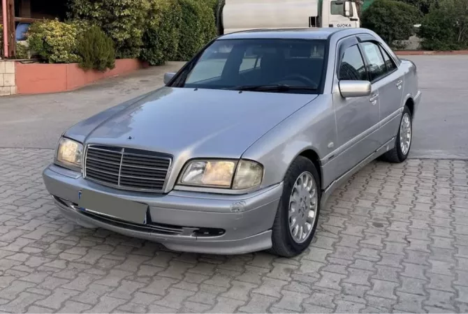 Auto in Vendita a Fier - 2,500 Euro