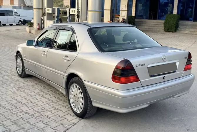 Auto in Vendita a Fier - 2,500 Euro