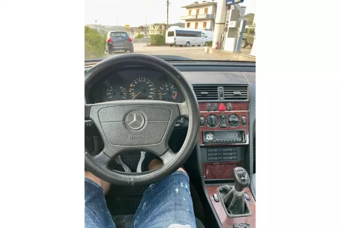 Auto in Vendita a Fier - 2,500 Euro