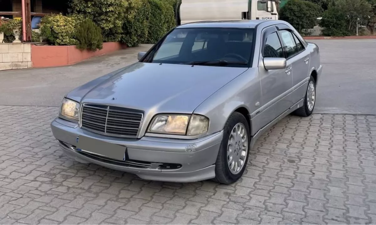 Auto in Vendita a Fier, Mercedes-Benz, 2000 Diesel,Kambio Manual Pagamento 2,500  Euro.