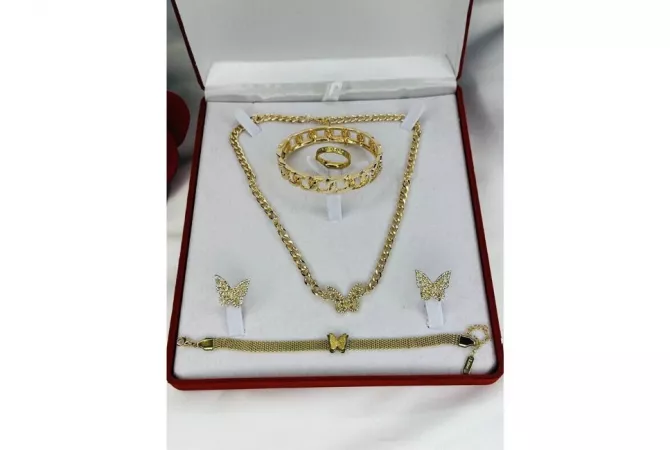 Veshje dhe Aksesor per te Rritur ne Tirane - 18 Euro