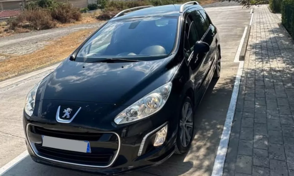 Auto in Vendita a Elbasan, Peugeot, 2011 Diesel,Kambio Automatik Pagamento 3,450  Euro.