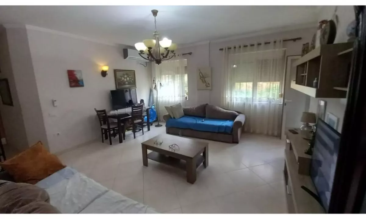 Shtepi ne shitje Apartament ne Tirane, 1+1, Mobilimi E mobiluar, Pagesa 160,000  Euro.