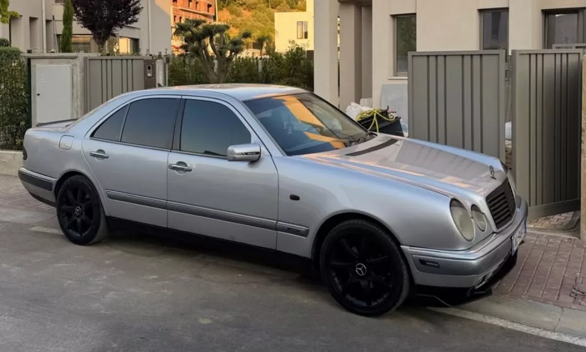 Auto in Vendita a Tirana, Mercedes-Benz, 2001 Diesel,Kambio Automatik Pagamento 2,800  Euro.