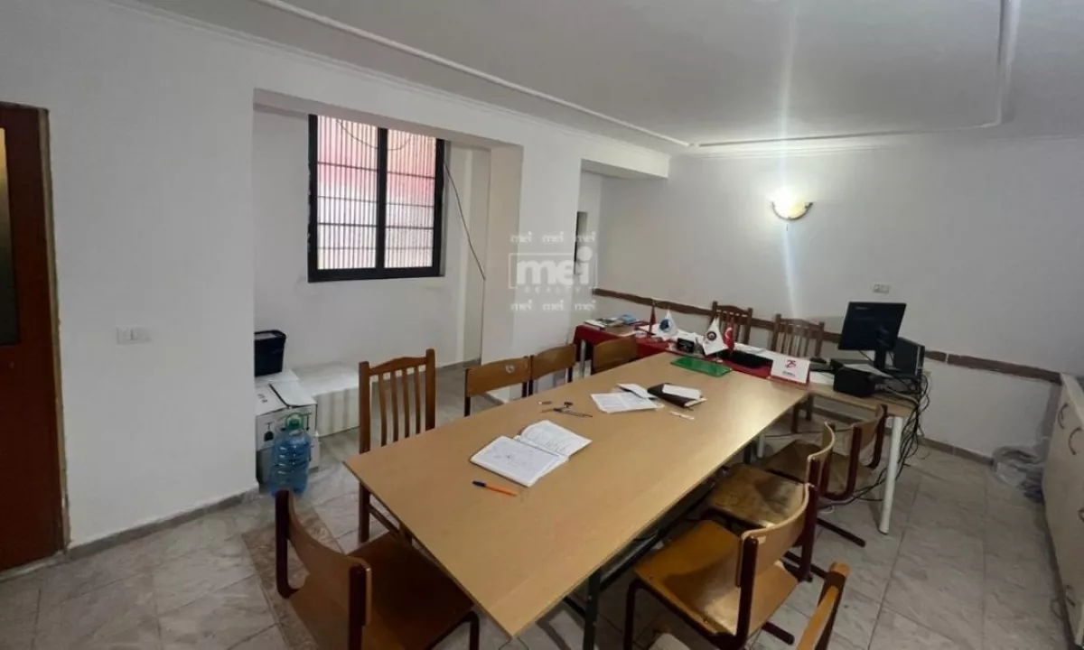  Shitet Dyqan ne Durres – Rruga e Portit