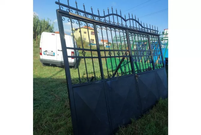 Different articles a Durazzo - 300 Euro