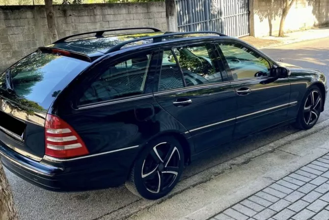 Auto in Vendita a Fier, Mercedes-Benz, 2006 Diesel,Kambio Automatik Pagamento 4,300  Euro.