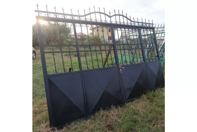 Different articles a Durazzo - 30,000 Leke