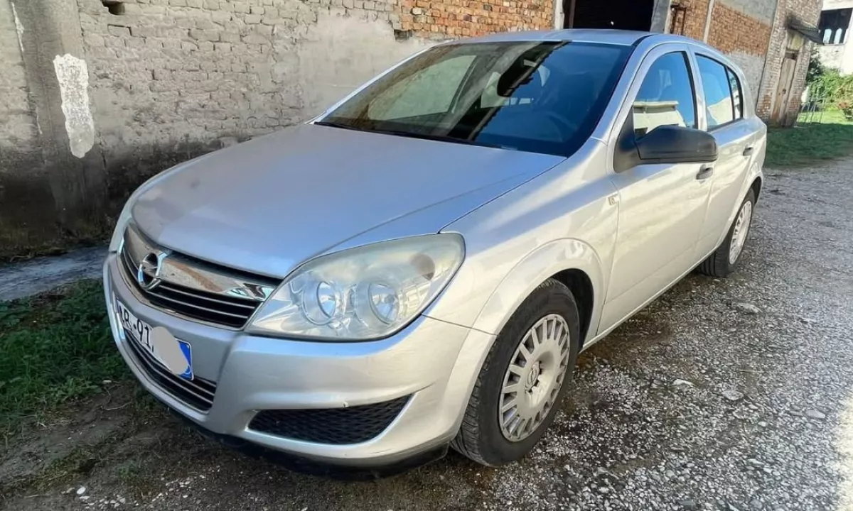 Auto in Vendita a Tirana, Opel, 2009 Benzine,Kambio Manual Pagamento 2,400  Euro.