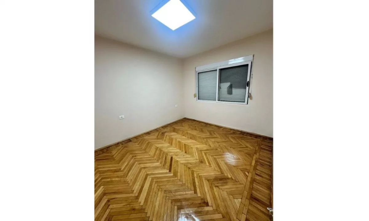Shtepi me qera Apartament ne Tirane, 2+1, Mobilimi Bosh, pa mobiluar, Pagesa 650  Euro.