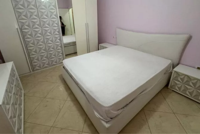 Shtepi me qera Apartament ne Tirane, 2+1, Mobilimi E mobiluar, Pagesa 400  Euro.