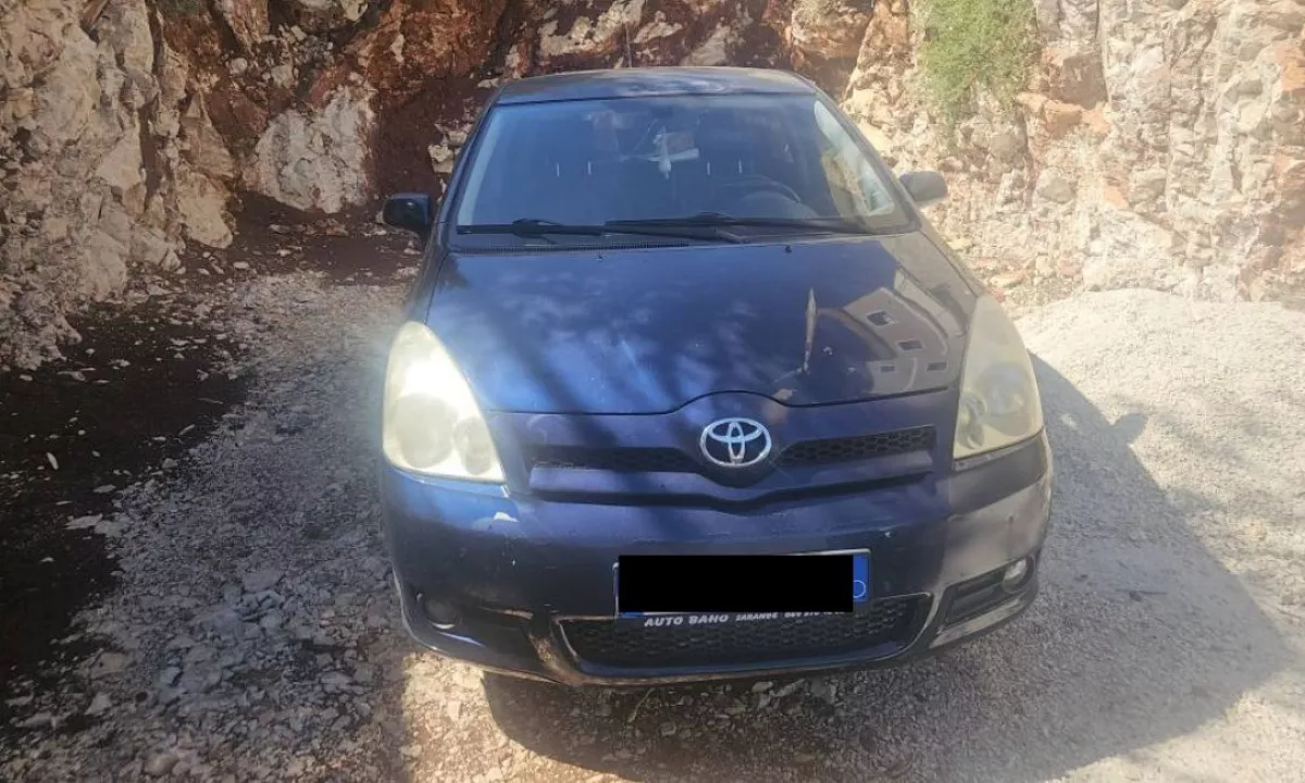 Auto in Vendita a Tirana, Toyota, 2004 gasoline-gas,Kambio Automatik Pagamento 3,200  Euro.