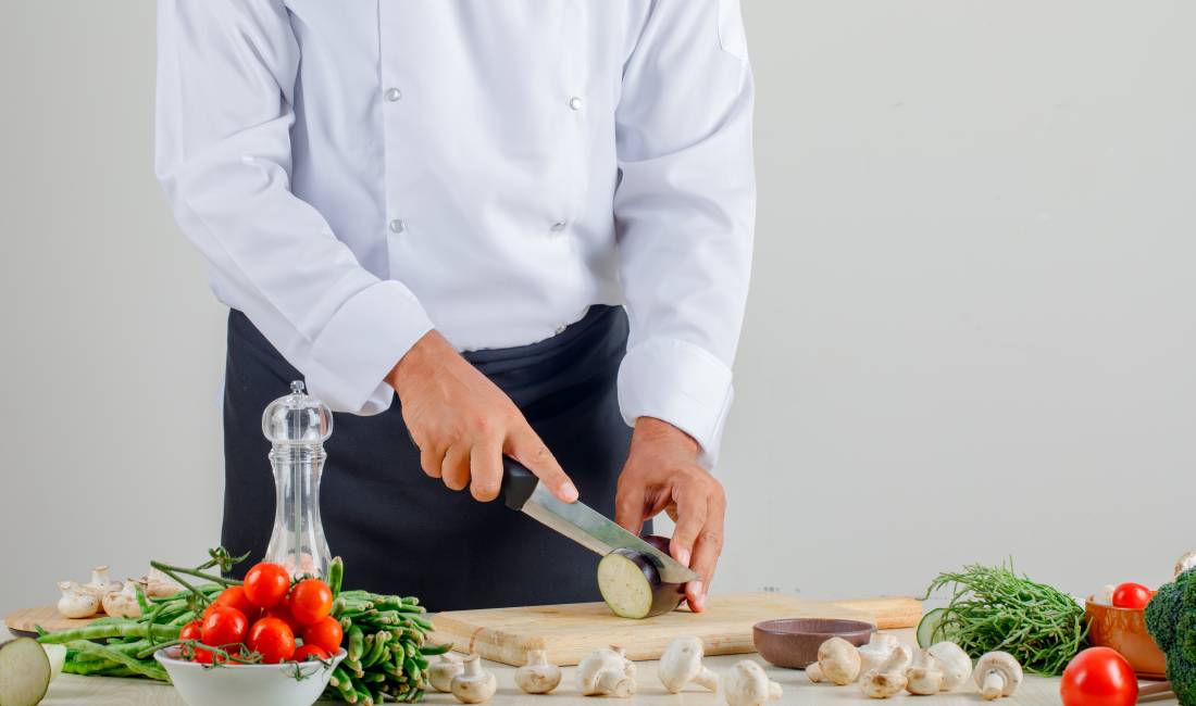 Njoftime Pune ne Tirane, Profesioni Kuzhinier , Fillestar/Pak eksperience, Pagesa 80,000  Leke.