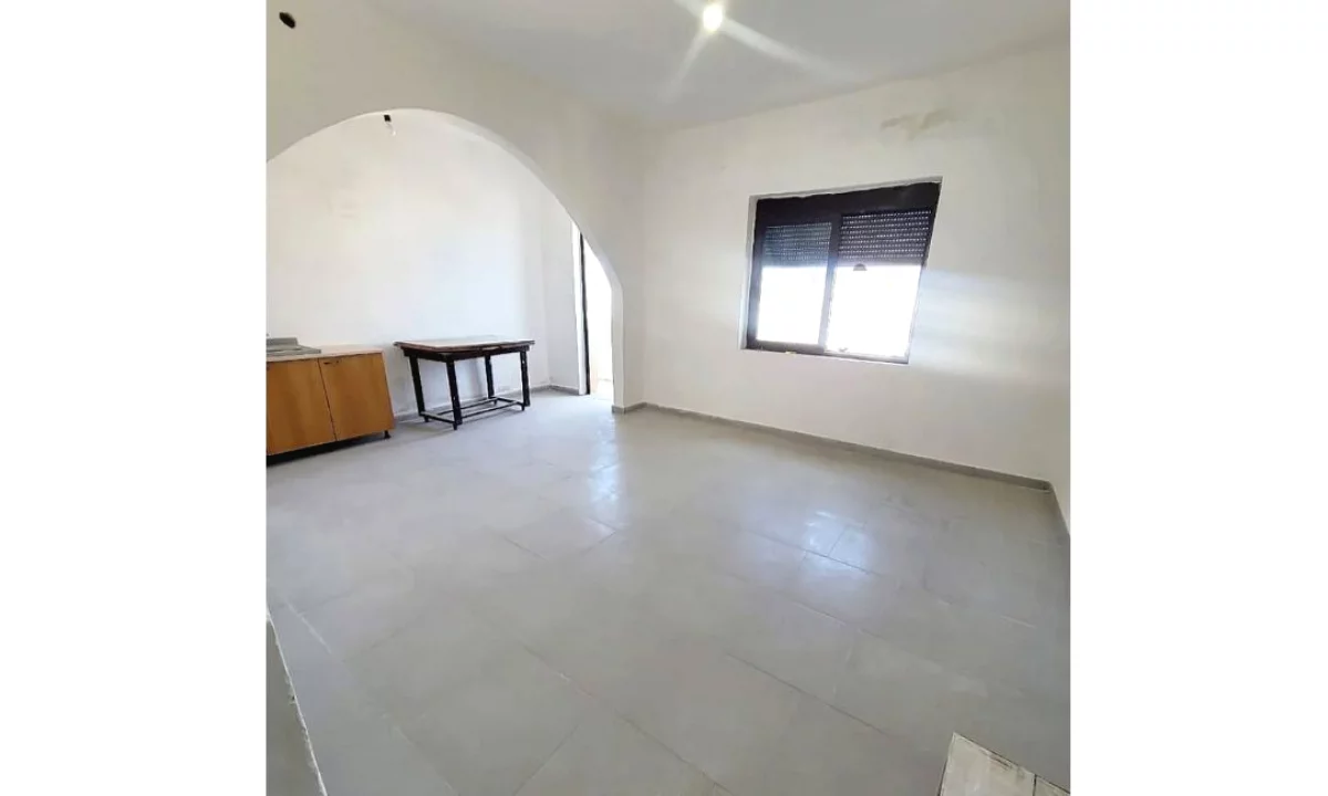 Shtepi ne shitje Apartament ne Tirane, 1+1, Mobilimi Bosh, pa mobiluar, Pagesa 27,000  Euro.