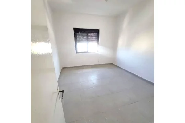 Shtepi ne shitje Apartament ne Tirane, 1+1, Mobilimi Bosh, pa mobiluar, Pagesa 27,000  Euro.