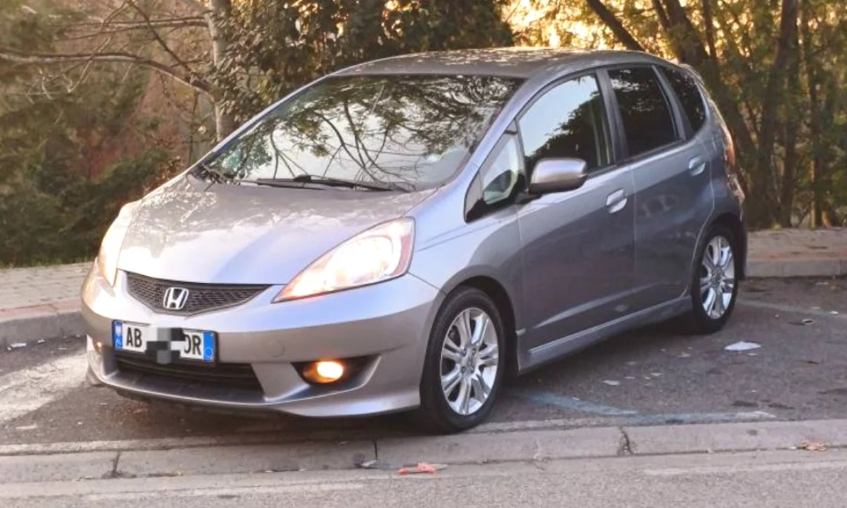 Auto in Vendita a Tirana, Honda, 2011 gasoline-gas,Kambio Automatik Pagamento 5,800  Euro.