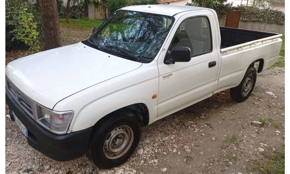 Auto in Vendita a Valona, Toyota, 2000 Diesel,Kambio Manual Pagamento 6,700  Euro.