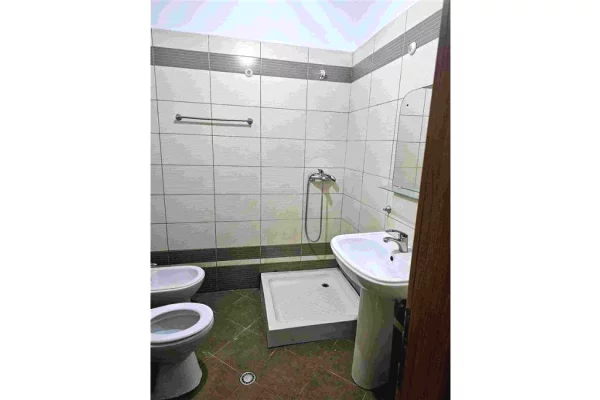 Shtepi ne shitje Apartament ne Tirane, 1+1, Mobilimi Bosh, pa mobiluar, Pagesa 84,000  Euro.