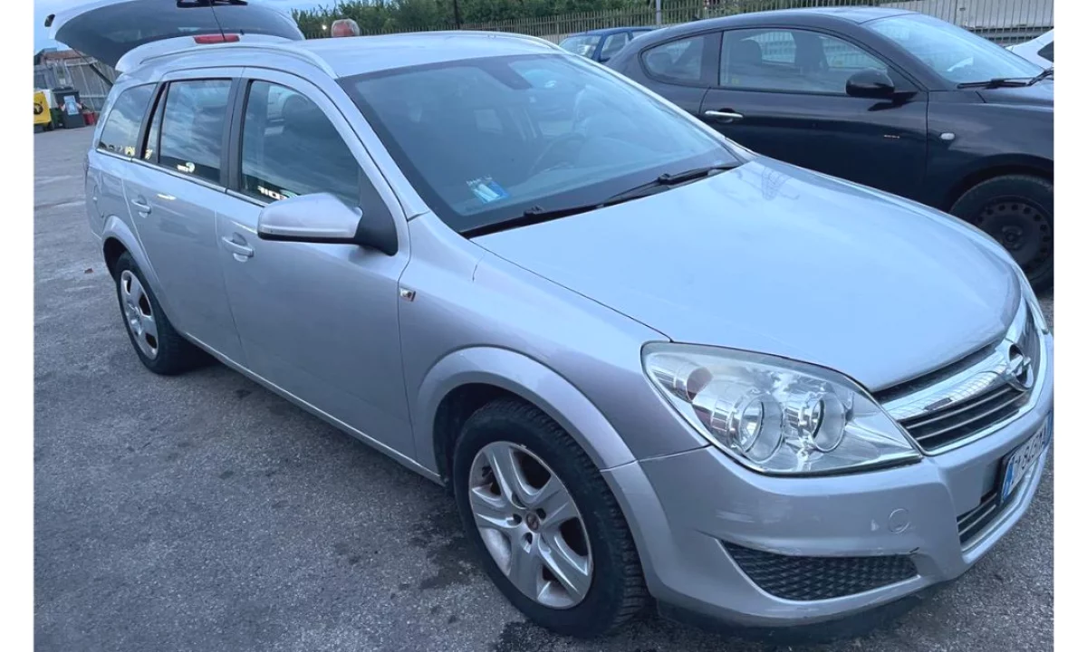 Auto in Vendita a Tirana, Opel, 2009 Diesel,Kambio Automatik Pagamento 3,000  Euro.