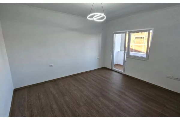 Shtepi ne shitje Apartament ne Tirane, 2+1, Mobilimi E mobiluar, Pagesa 149,000  Euro.