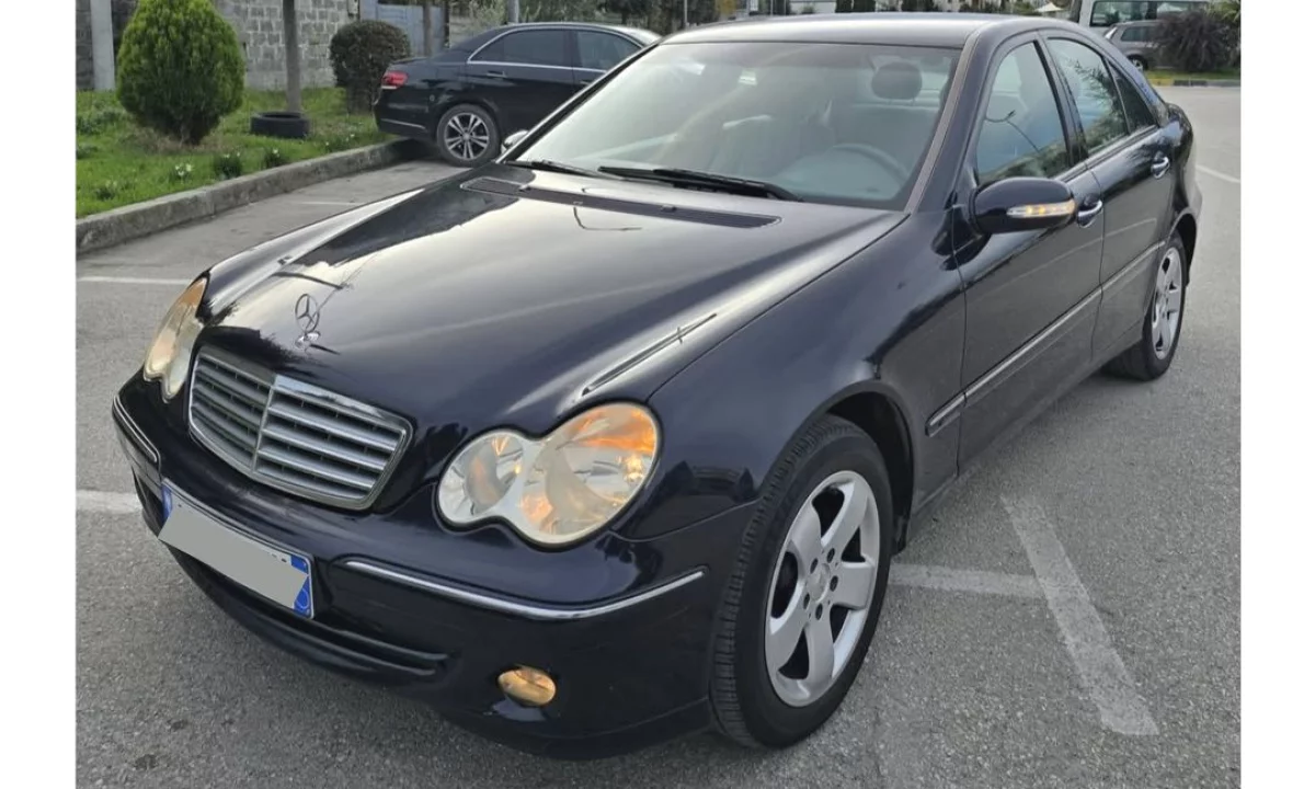 Makina ne shitje ne Tirane, Mercedes-Benz, 2004 Diesel,Kambio Manual Pagesa 4,300  Euro.