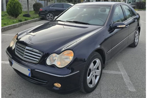 Makina ne shitje ne Tirane - 4,300 Euro