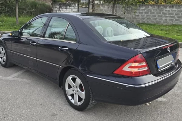 Makina ne shitje ne Tirane - 4,300 Euro