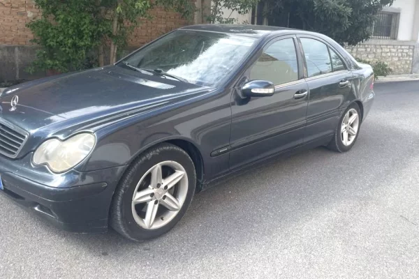 Auto in Vendita a Tirana - 2,700 Euro