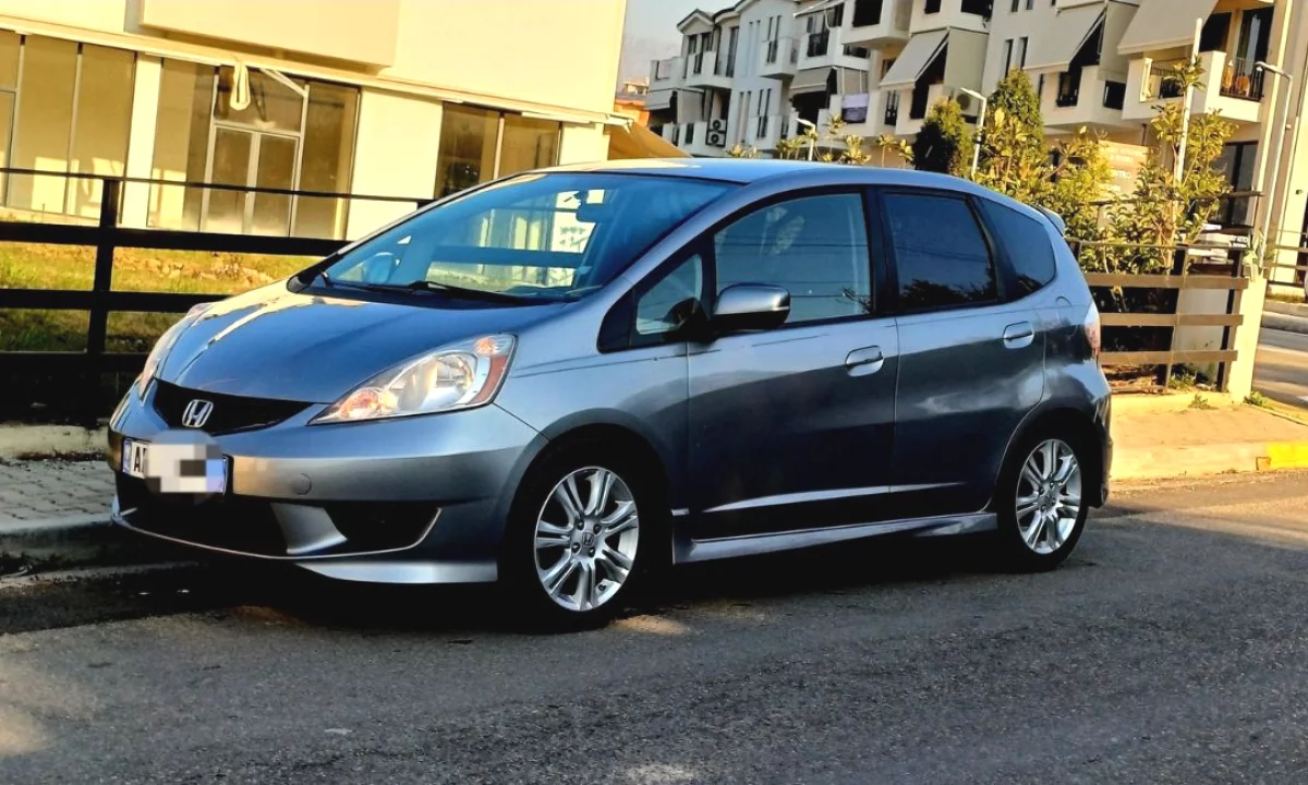 Auto in Vendita a Tirana, Honda, 2011 gasoline-gas,Kambio Automatik Pagamento 5,800  Euro.