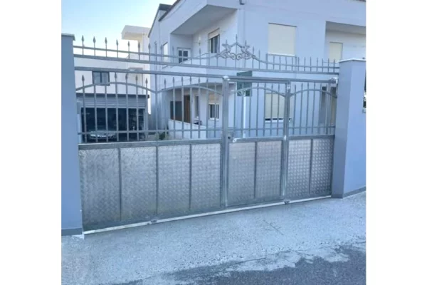 Different articles a Durazzo - 80,000 Leke