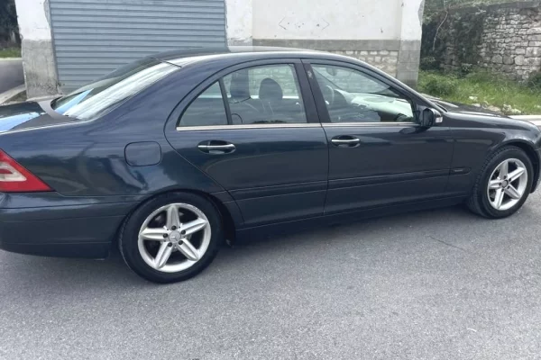 Auto in Vendita a Tirana - 2,700 Euro