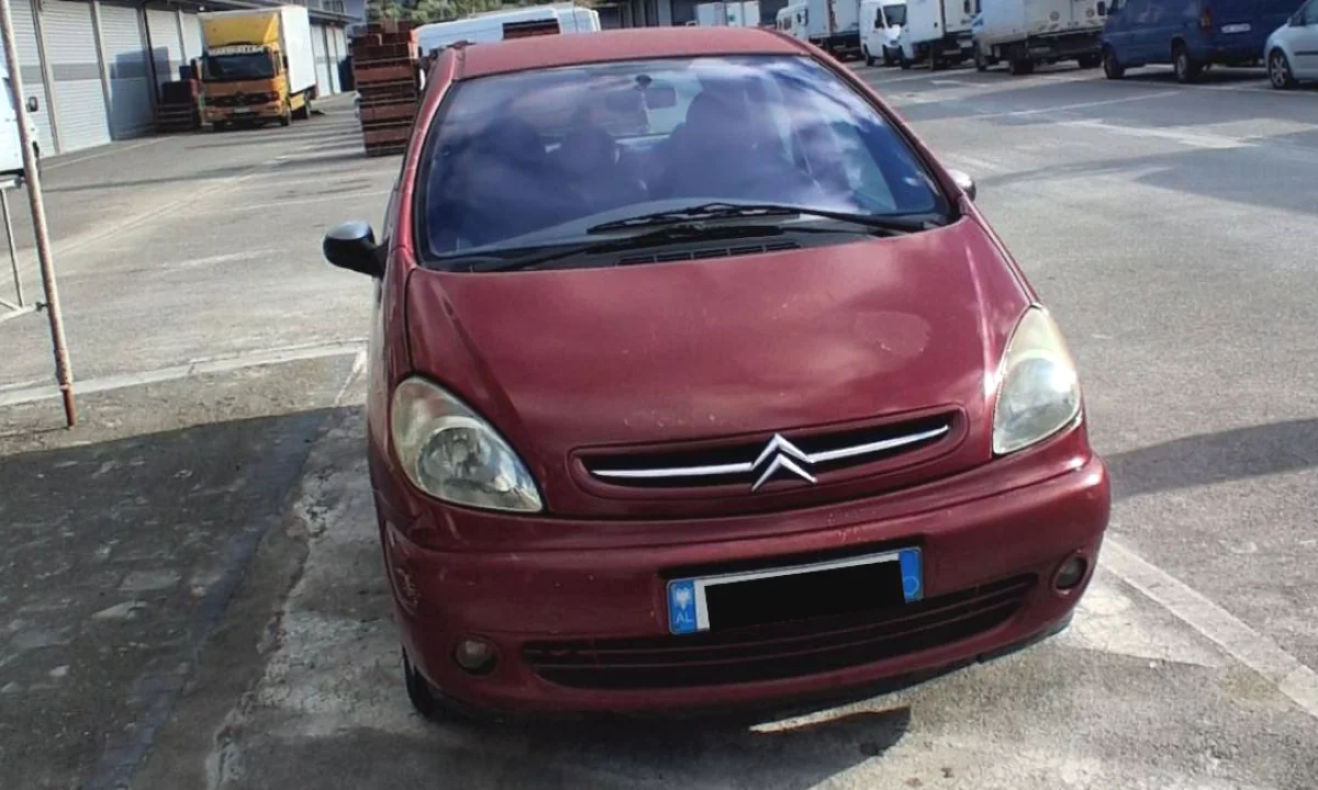 Auto in Vendita a Tirana, Citroen, 2002 Benzine,Kambio Manual Pagamento 1,000  Euro.