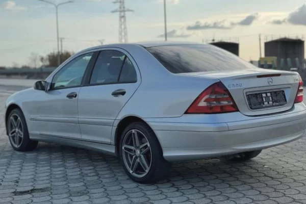 Auto in Vendita a Lushnja, Mercedes-Benz, 2006 Diesel,Kambio Automatik Pagamento 4,800  Euro.