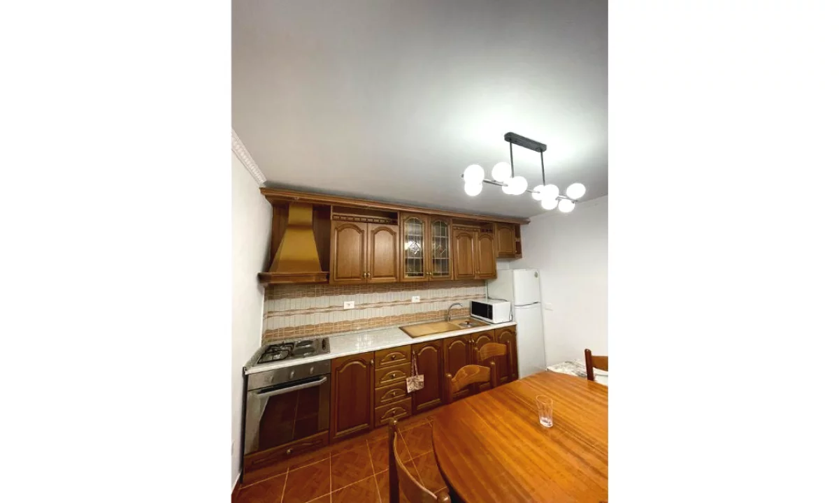 Shtepi me qera Apartament ne Tirane, 2+1, Mobilimi E mobiluar, Pagesa 43,000  Leke.