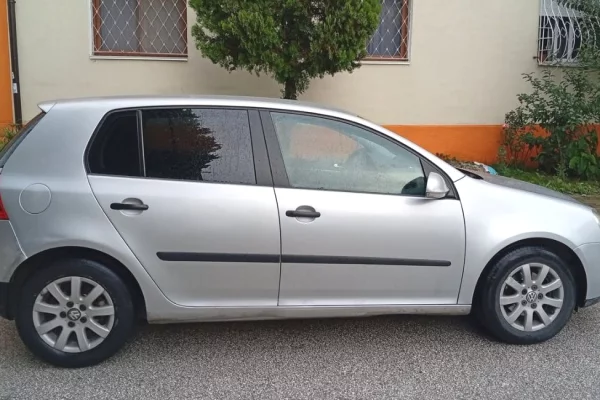 Auto in Vendita a Fier - 2,800 Euro