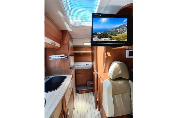 Makina ne shitje ne Tirane - 34,000 Euro