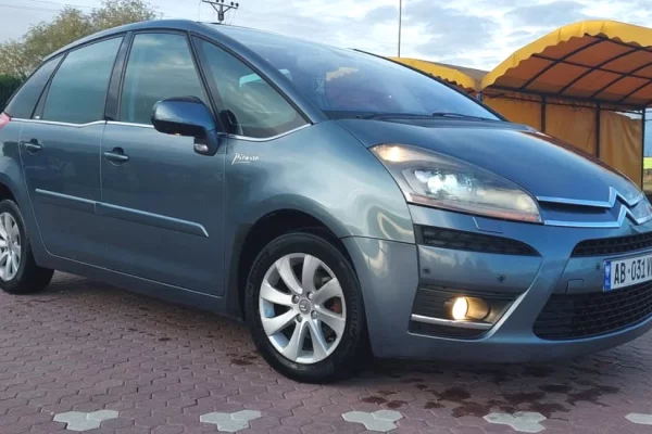 Auto in Vendita a Tirana - 2,900 Euro