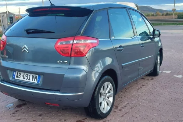 Auto in Vendita a Tirana - 2,900 Euro